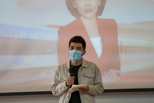 12研究生一支部严明雄同学发言_proc.jpg