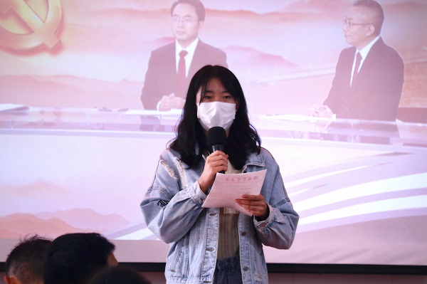 13本科生二支部闫晓慧同学发言_proc.jpg